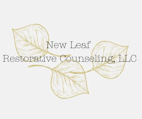 Logotipo de negocio. La imagen contiene tres hojas de álamo amarillo superpuestas, con el nombre del negocio, "New Leaf Restorative Counseling, LLC.